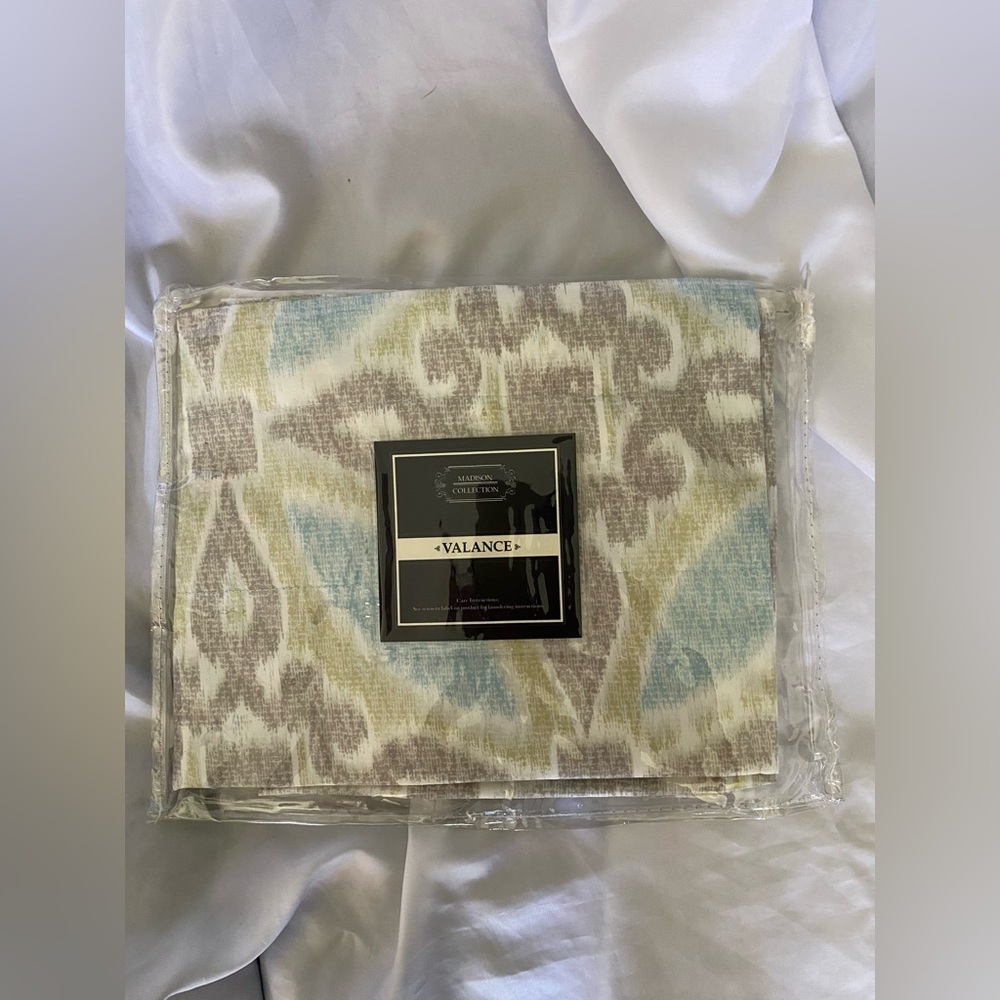 NWT Madison collection valance